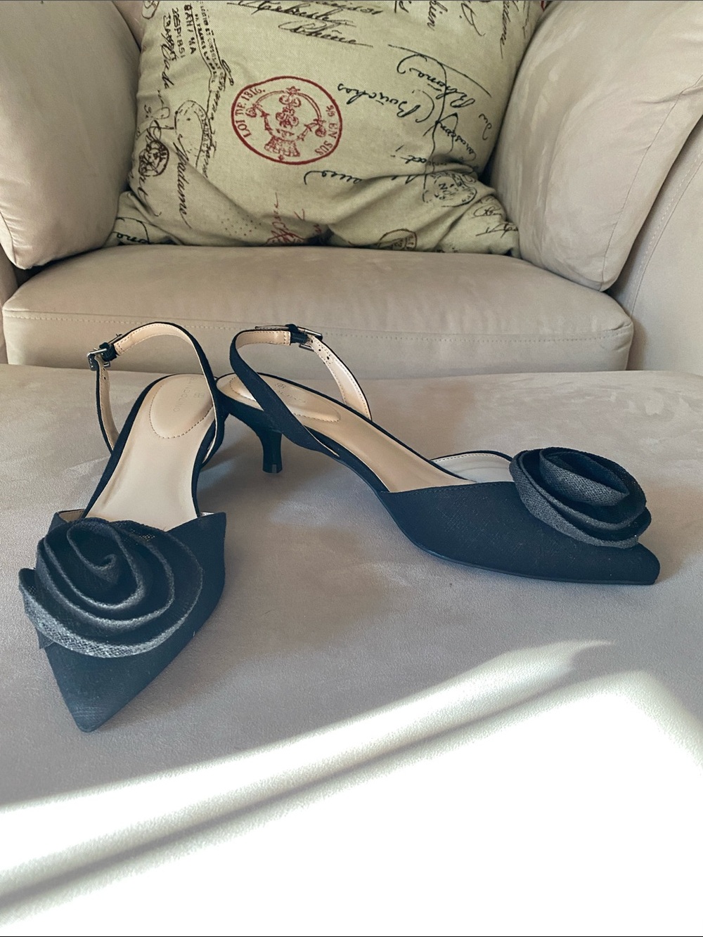 NWOT Bandolino Miller Rosette Halter Kitten Heel black slingback pumps Size 9